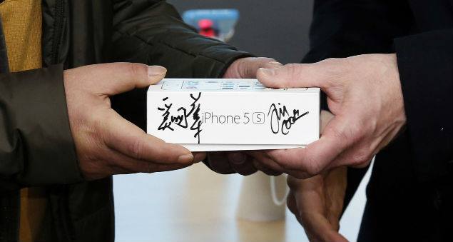Tim Cook en China por lanzamiento de iPhone en China Mobile