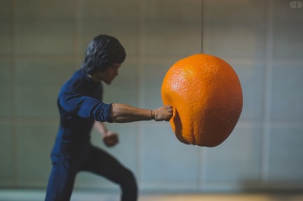 Bruce Lee usa artes marciales para preparar desayuno