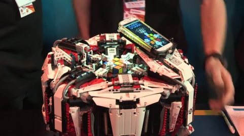 Robot LEGO bate récord mundial de Cubo de Rubik