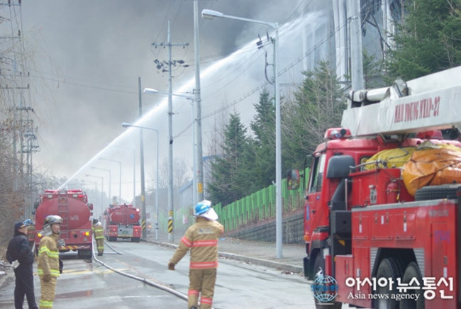 Voraz incendio en fábrica de Samsung