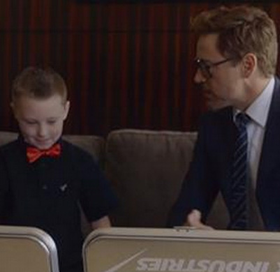 Robert Downey Jr. le entrega brazo prótesis de ‘Iron Man’ a niño de 7 años