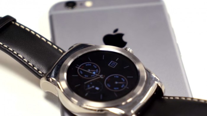Ya se puede sincronizar un smartwatch Android Wear con un iPhone