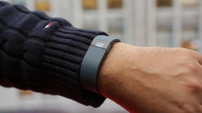 Qempo.com sortea un Fitbit Charge por el mes de la patria