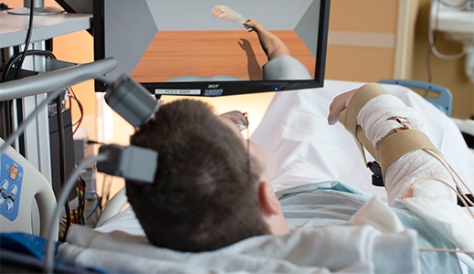 Un paciente paralítico recupera la movilidad debido a un implante cerebral tecnológico