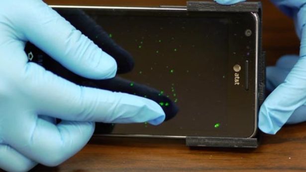 Los smartphones poseen 30 veces más bacterias que un inodoro, según estudio