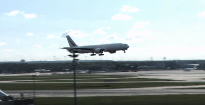 [Video] Un avión Boeing 777 se convierte en «Transformer» en pleno vuelo