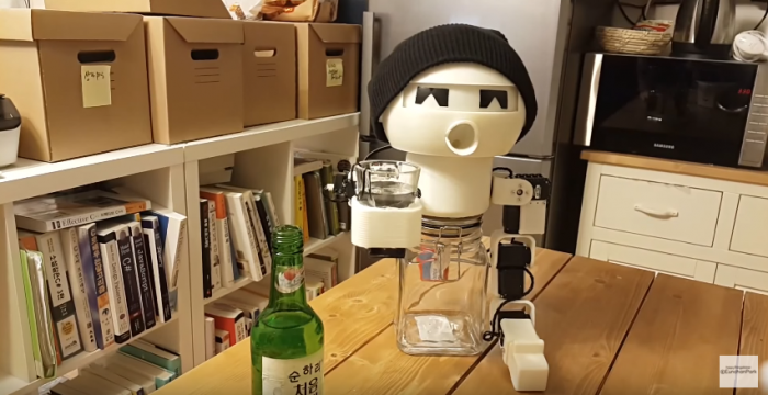 Nunca más bebiendo solo, ¡Salud robot!