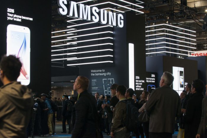 Patente de Samsung muestra un smartphone con pantalla OLED con varios orificios
