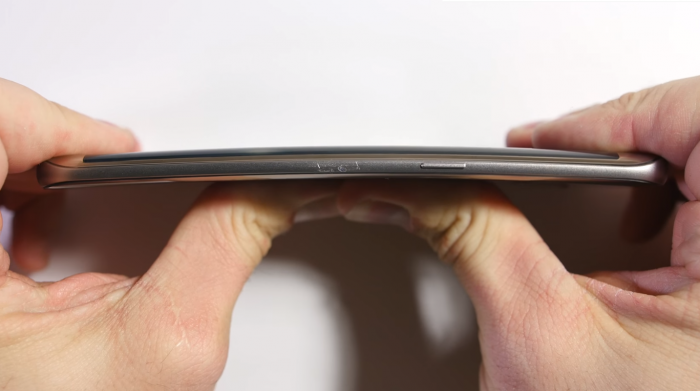 (Video) Galaxy S7 Edge es rayado, quemado, doblado y resiste como un campeón (casi)