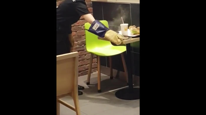 (Video) Reemplazo de Galaxy Note 7 explota en conocida cadena de hamburguesas
