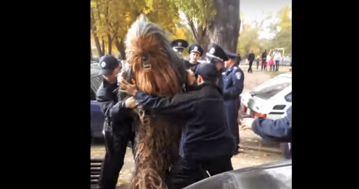 (Video) Chewbacca es arrestado en Ucrania por conducir el vehículo de Darth Vader