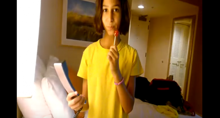 (Video) Esta chica no sabe cómo colgar un teléfono fijo
