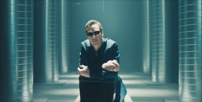 (Video) Benedict Cumberbatch se burla de Apple en ‘SNL’ con anuncio de sanitario