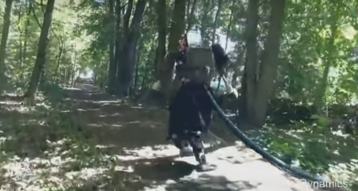 El robot humanoide de Boston Dynamics ya puede caminar por si solo a través de un bosque