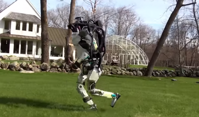 (Video) El robot Atlas de Boston Dynamics sale a pasear y hasta brinca en última demostración