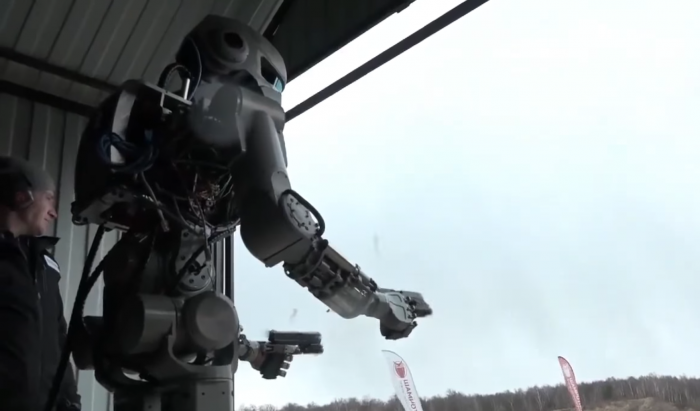 Rusos crean robot que puede disparar armas de fuego