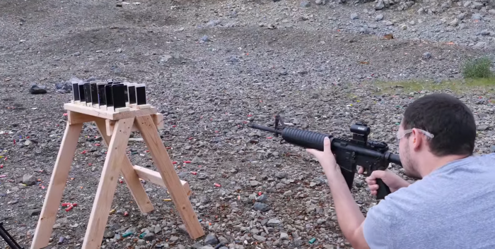 (Video) iPhone y Galaxy S se enfrentan para saber cuál resiste mejor las balas de un fusil