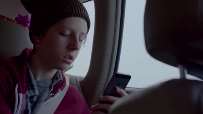 No todo es lo que parece en este anuncio navideño sobre un chico y su smartphone