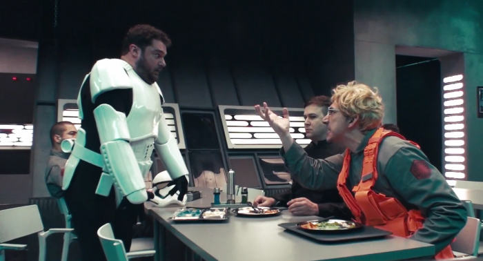 Star Wars: Mira a Kylo Ren hacer de «Jefe incógnito» en parodia de SNL