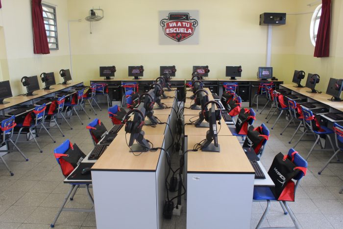 “HyperX va a tu Escuela” llega al Perú y equipa la sala de cómputo del emblemático colegio Alfonso Ugarte