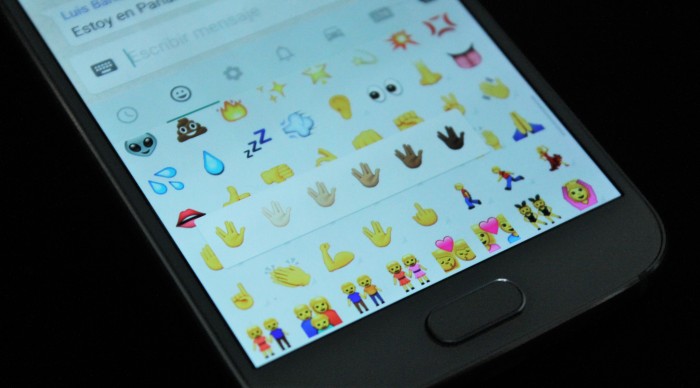 Whatsapp se actualiza con emojis raciales y «dedo medio»