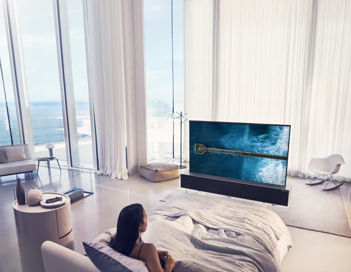 CES 2019: LG presenta un Smart TV enrrollable con pantalla OLED y compatible con iTunes