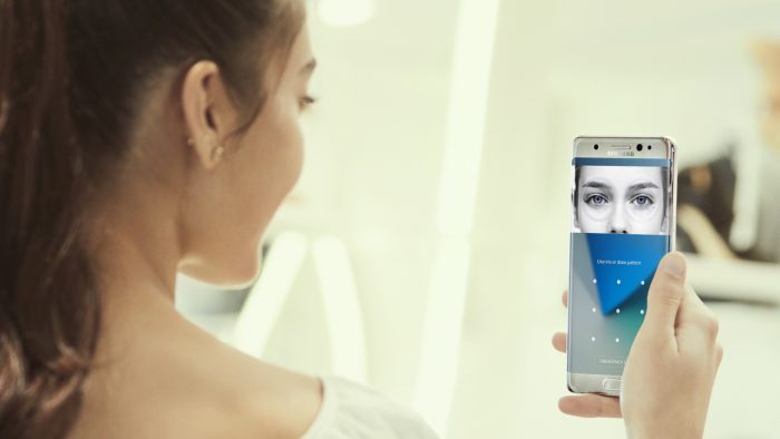 Samsung-Galaxy-Note-7-Lifestyle-Iris-Scanner
