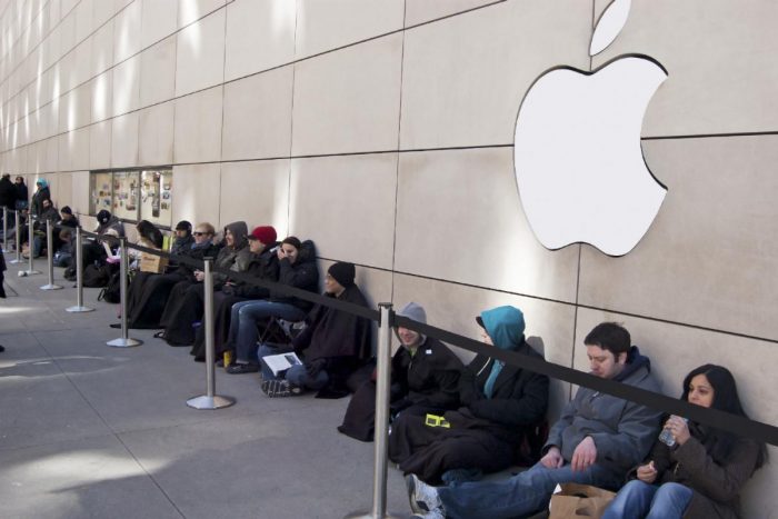 Las colas en los Apple Store para hacerse con un iPhone X superan lo imaginado