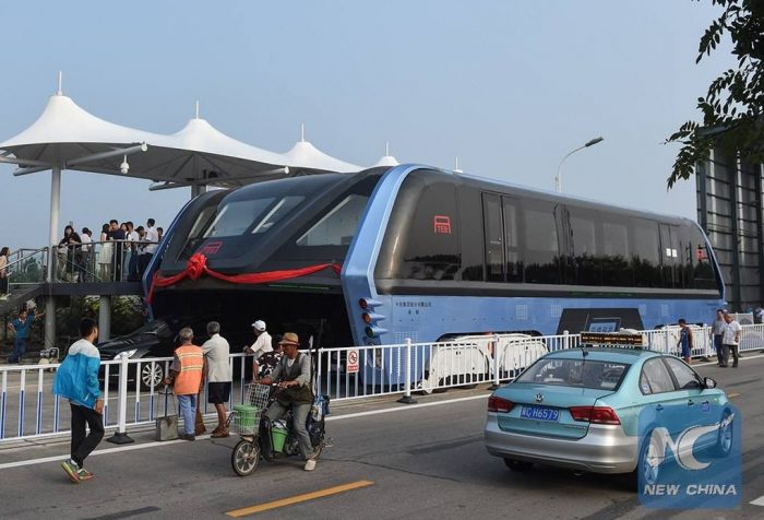 TEB-1: el bus chino que pasa por encima del tráfico ya es una realidad