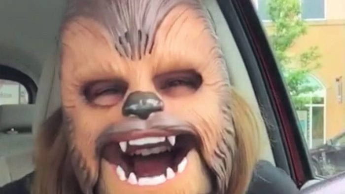 (Video) Mujer y su máscara de Chewbacca es la cosa más hilarante que verás este fin de semana