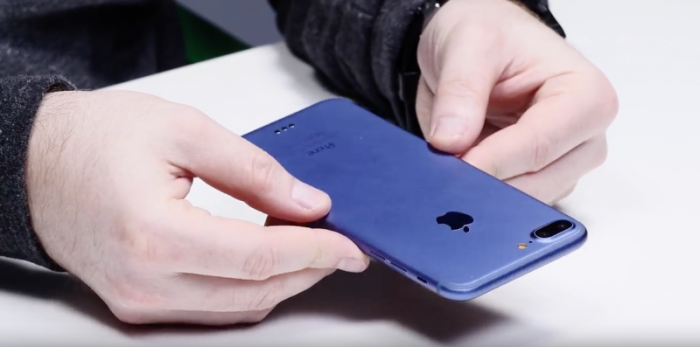 Un iPhone 7 Plus se muestra en vídeo de color azul y sin auriculares