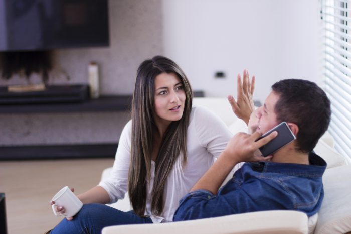 Más de la mitad de parejas discuten por el uso excesivo de dispositivos digitales