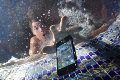 ¿Qué debo hacer cuando mi smartphone se cae al agua?
