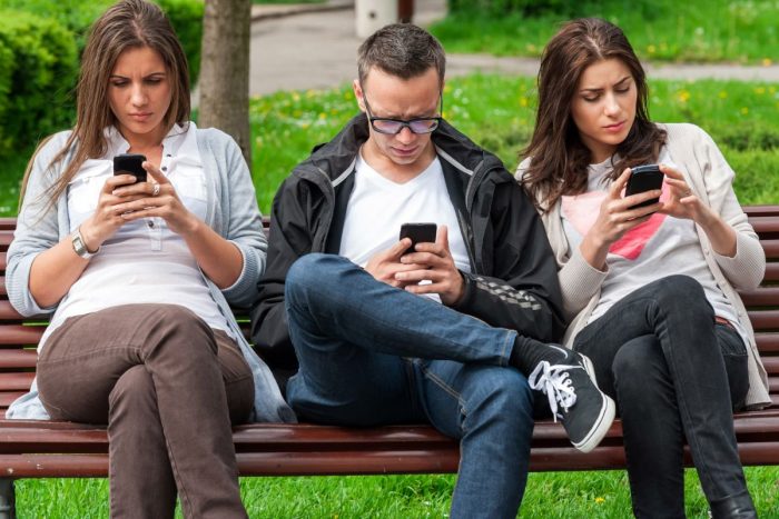 Este estudio te muestra cuántas horas pasas frente a tu smartphone