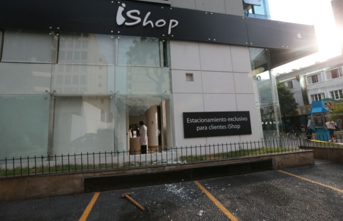 Delincuentes desatan balacera al intentar robar el iShop de Miraflores