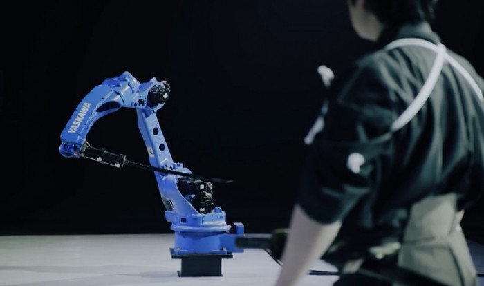 Robot Industrial usa la katana como un maestro samurai