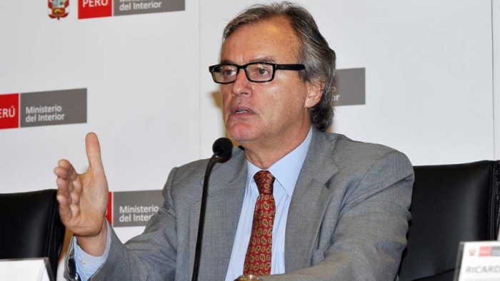 Basombrío lidera la campaña "Celular robado, celular bloqueado"