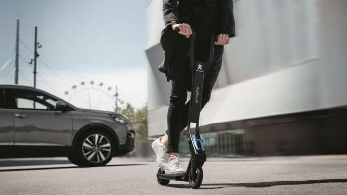 (Video) Mujer es arrollada por scooter eléctrico que iba por la vereda