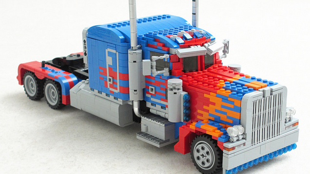 Réplica de Optimus Prime versión LEGO puede transformarse en robot