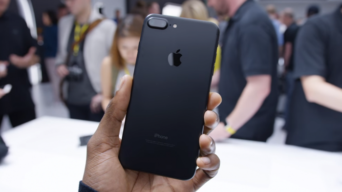 (Video) Usuarios que formaron colas por el iPhone 7 Plus se enteran que no hay stock iPhone 7