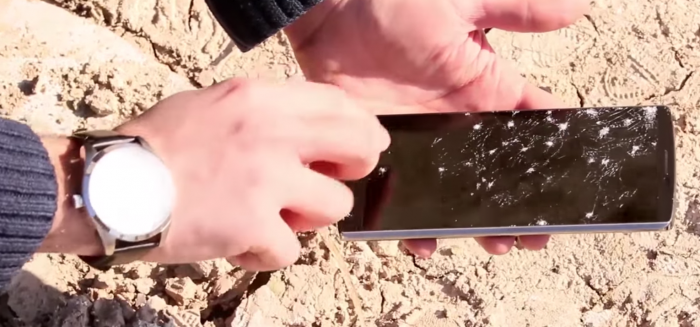 El LG V10 quizá no tenga una pantalla irrompible pero se jacta de funcionar correctamente luego de sufrir varios daños severos.
