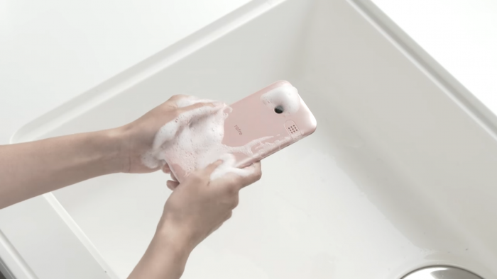 (Video) Este teléfono se puede lavar con agua y jabón