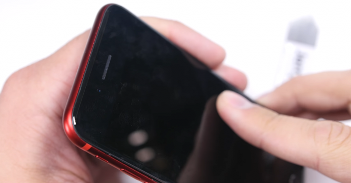 (Video) Así se puede tener un iPhone rojo con el frontal negro iphone rojo