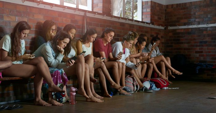 8 de cada 10 adolescentes peruanos chequean su celular antes de levantarse de la cama