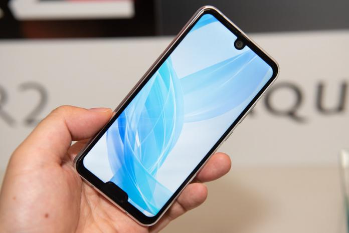 El Sharp Aquos R2 Compact es el primer smartphone con doble notch