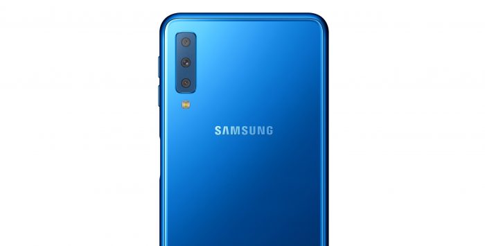 Samsung presenta su primer teléfono con triple cámara
