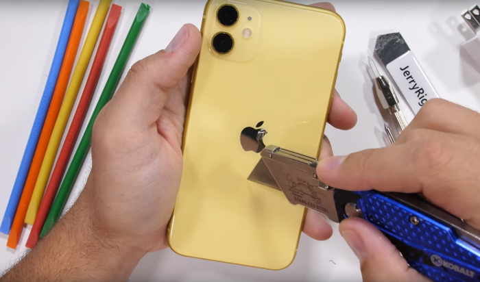 (Video) El iPhone 11 es rayado, quemado y doblado en test de resistencia