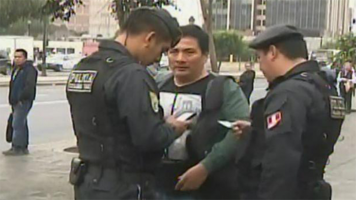 (Video) Ladrones se disfrazan de policias y roban celulares aprovechando operativos roban celulares