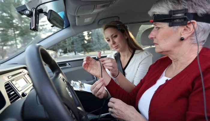 Usar un asistente de voz mientras conduces es más peligroso de lo que crees